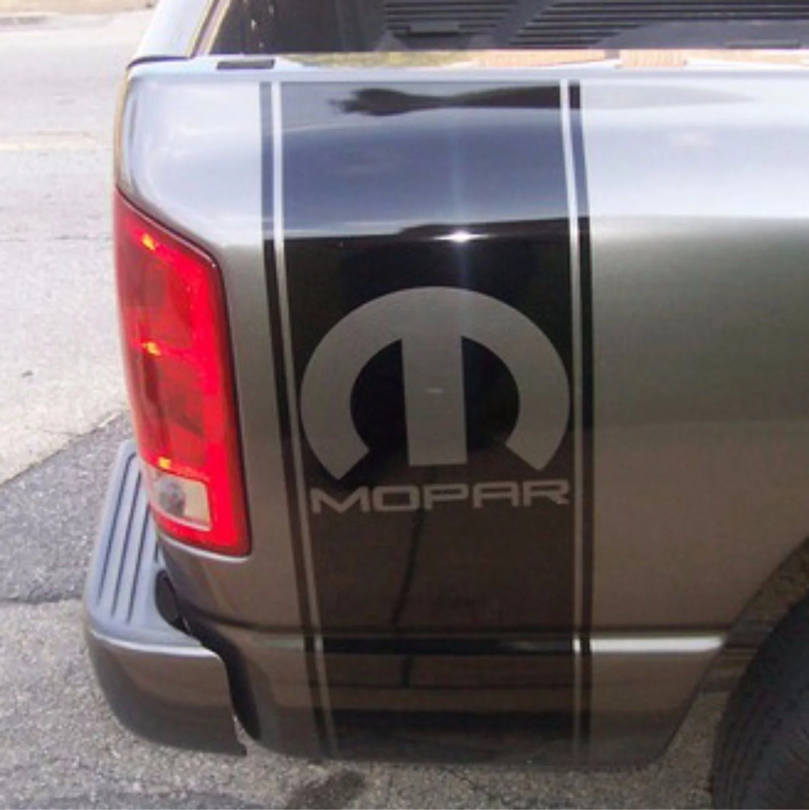 Para (2Pcs) Dodge Ram 5,7 L decalques de vinil listras de corrida de trás cama Mopar logotipo (ambos os lados)